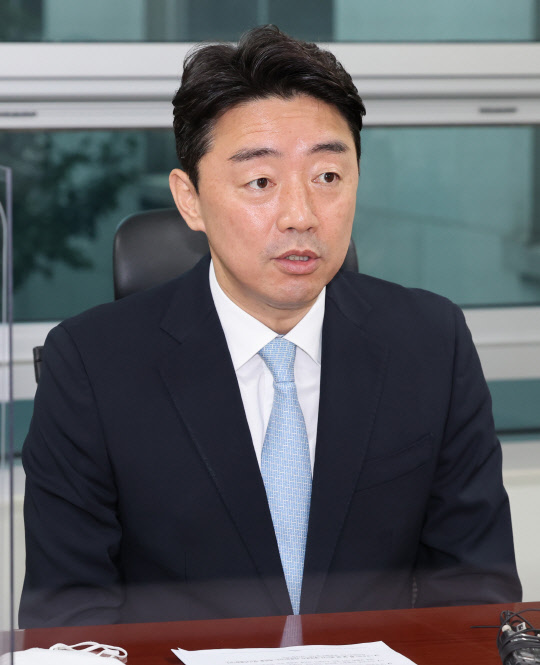 강훈식 더불어민주당 당 대표 후보가 31일 국회 의원회관에서 기자간담회를 하고 있다. 연합뉴스.